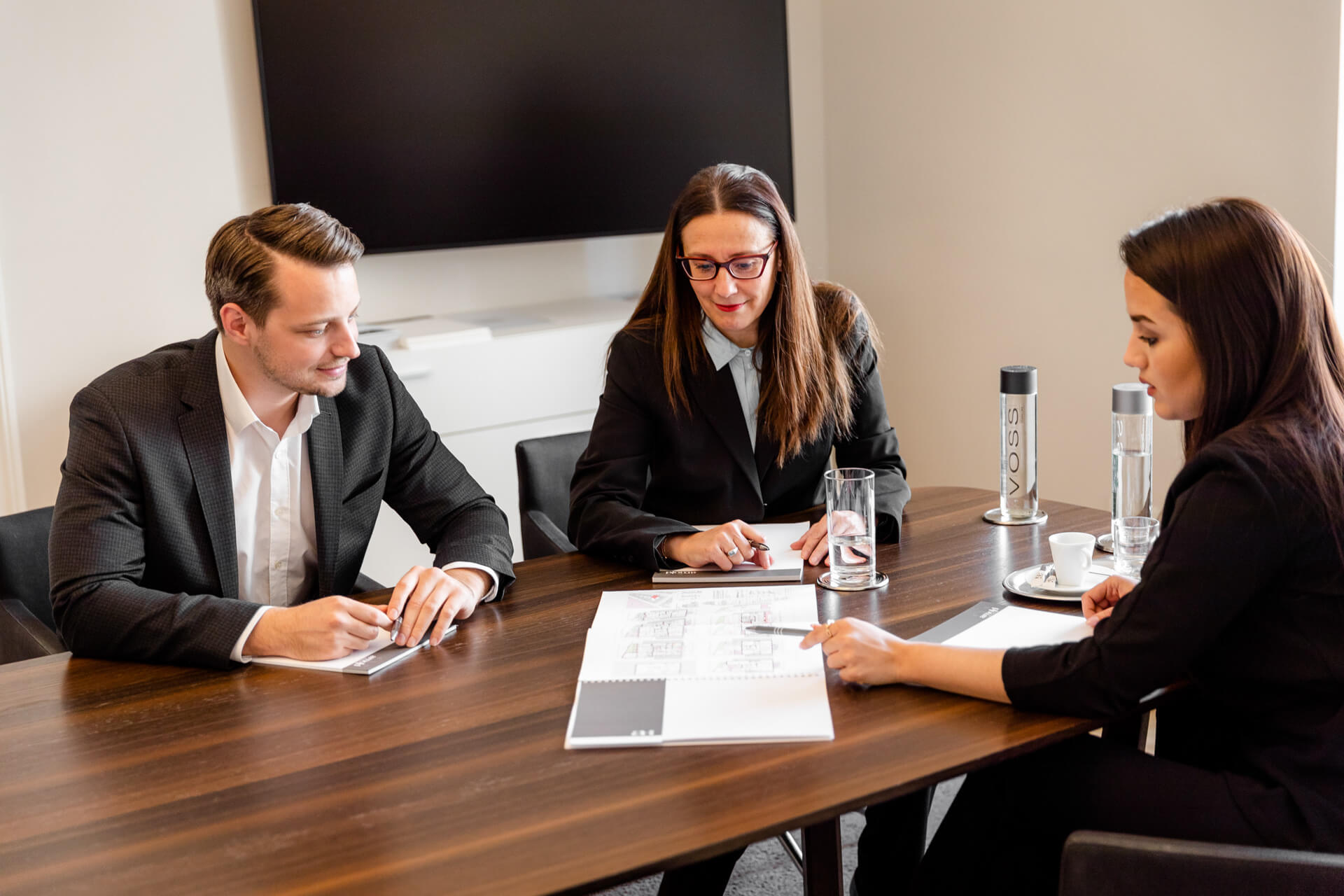 Arnold Immobilien Teamfoto - es handelt sich um eine Besprechungssituation mit drei Personen
