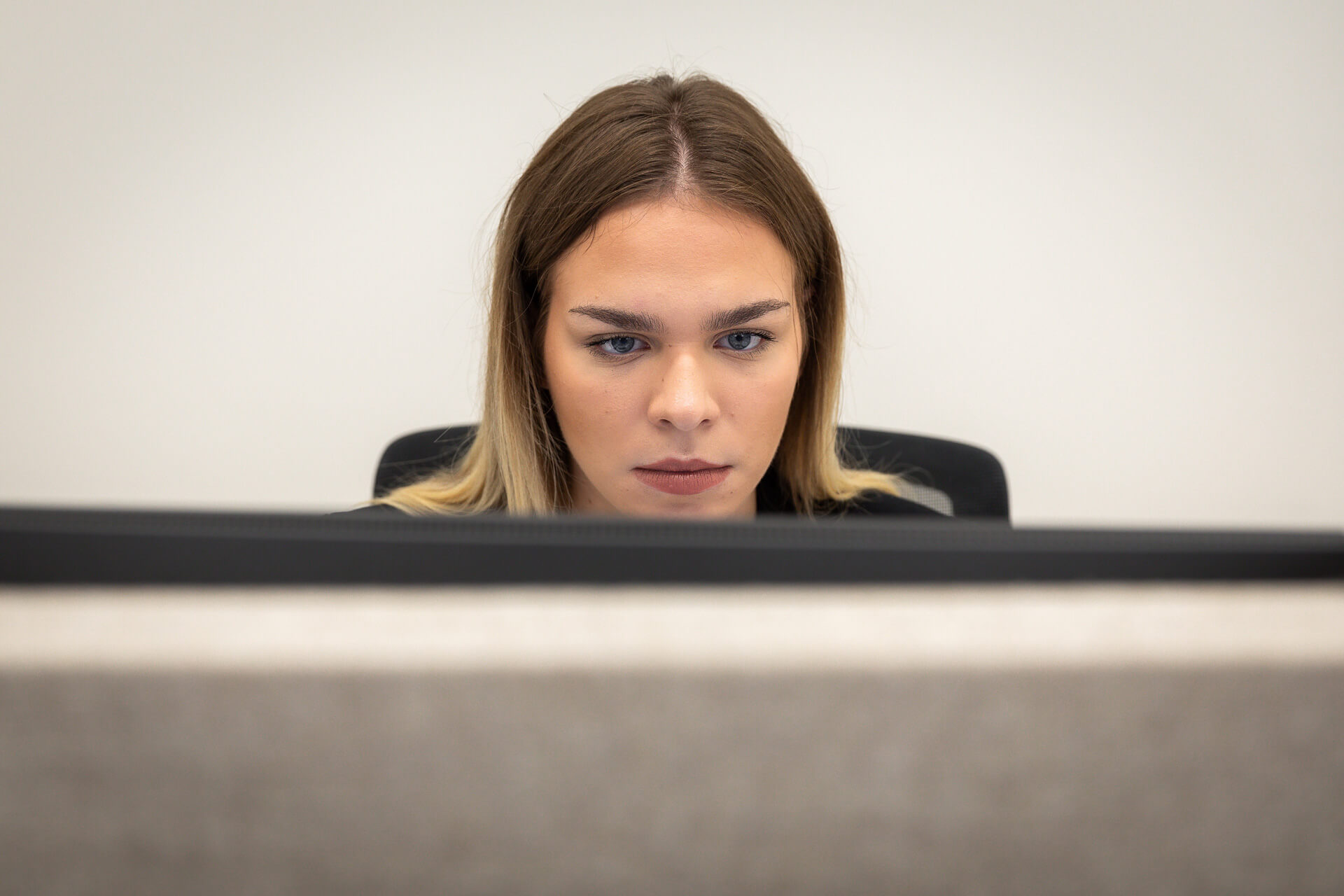 Arnold Immobilien - Arbeitssituation mit einer Mitarbeiterin vor einem Bildschirm