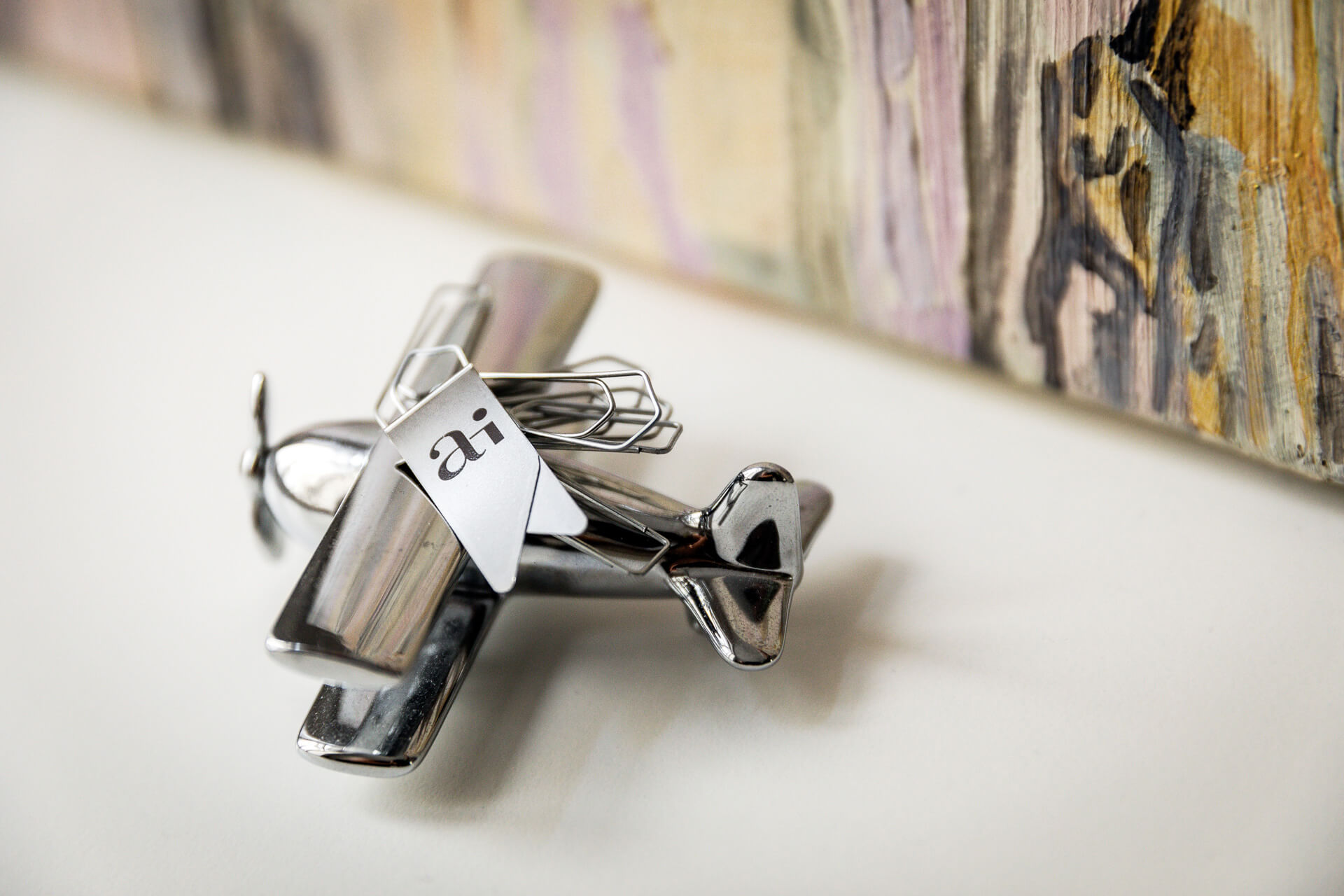 ein kleiner Modellflieger als Magnet für Büroklammer