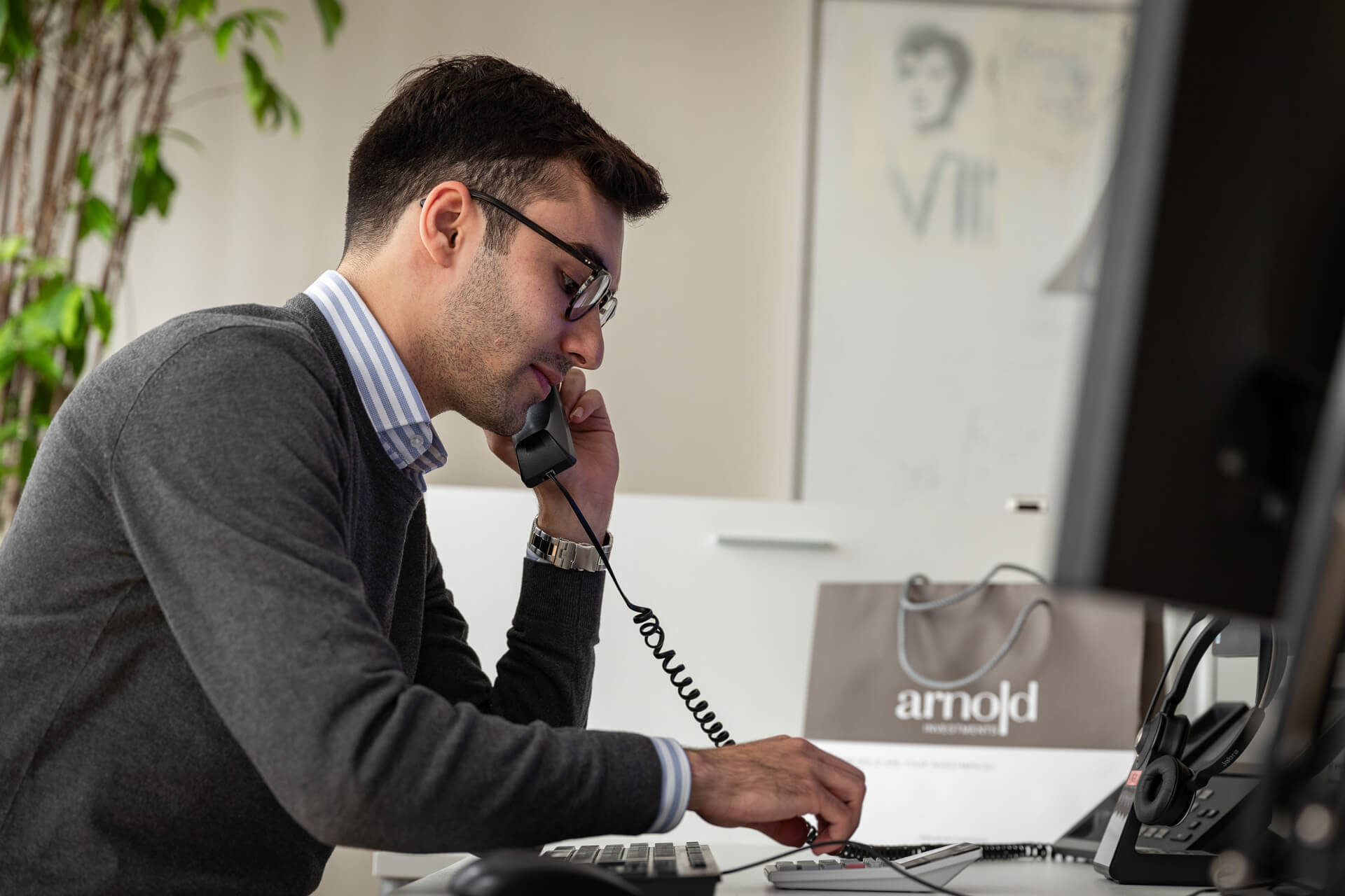 Arnold Immobilien - Arbeitssituation mit einem Mitarbeiter am Telefon