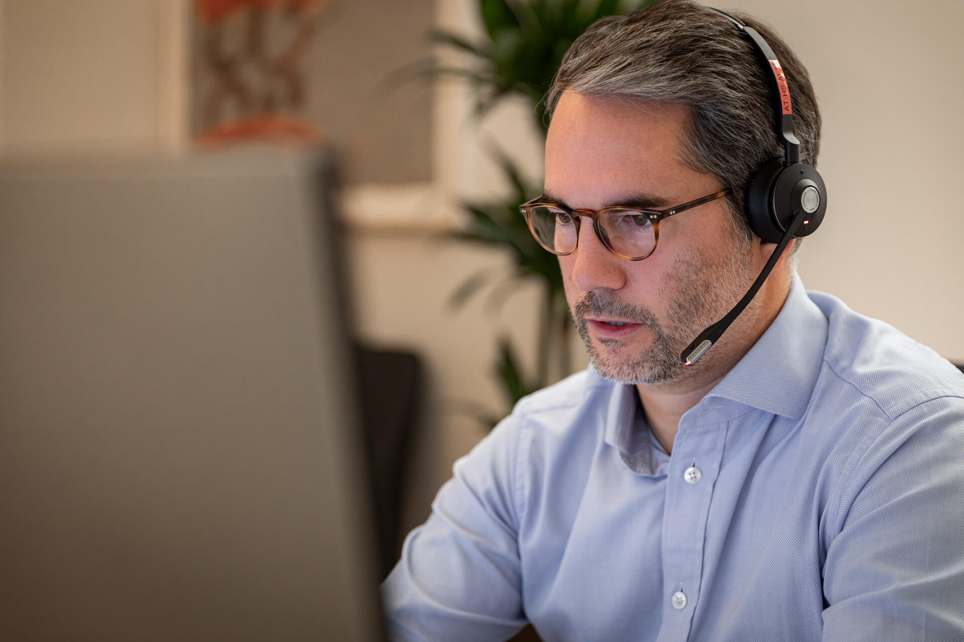 Arnold Immobilien - Arbeitssituation mit einem Mitarbeiter am Telefon
