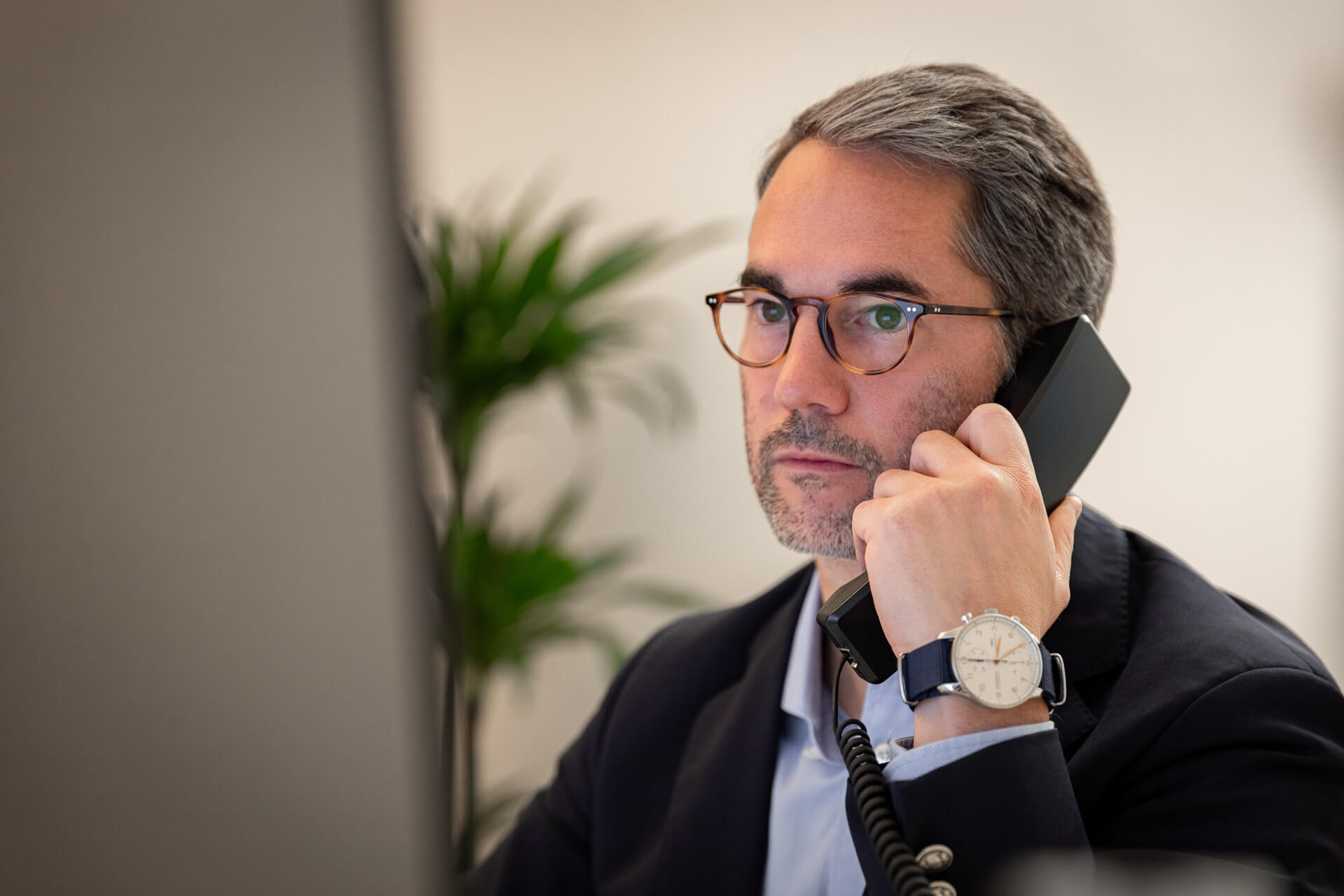 Arnold Immobilien - Arbeitssituation mit einem Mitarbeiter am Telefon