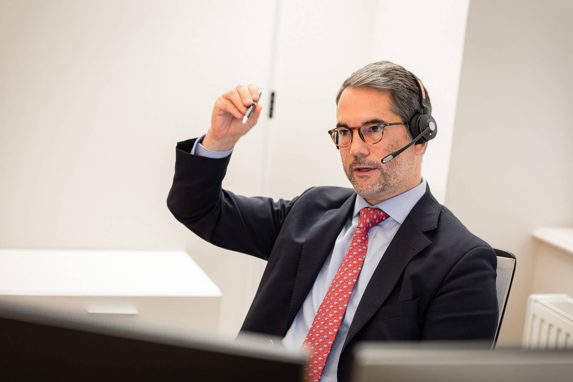 Arnold Immobilien - Arbeitssituation mit einem Mitarbeiter am Telefon und es wird etwas erklärt