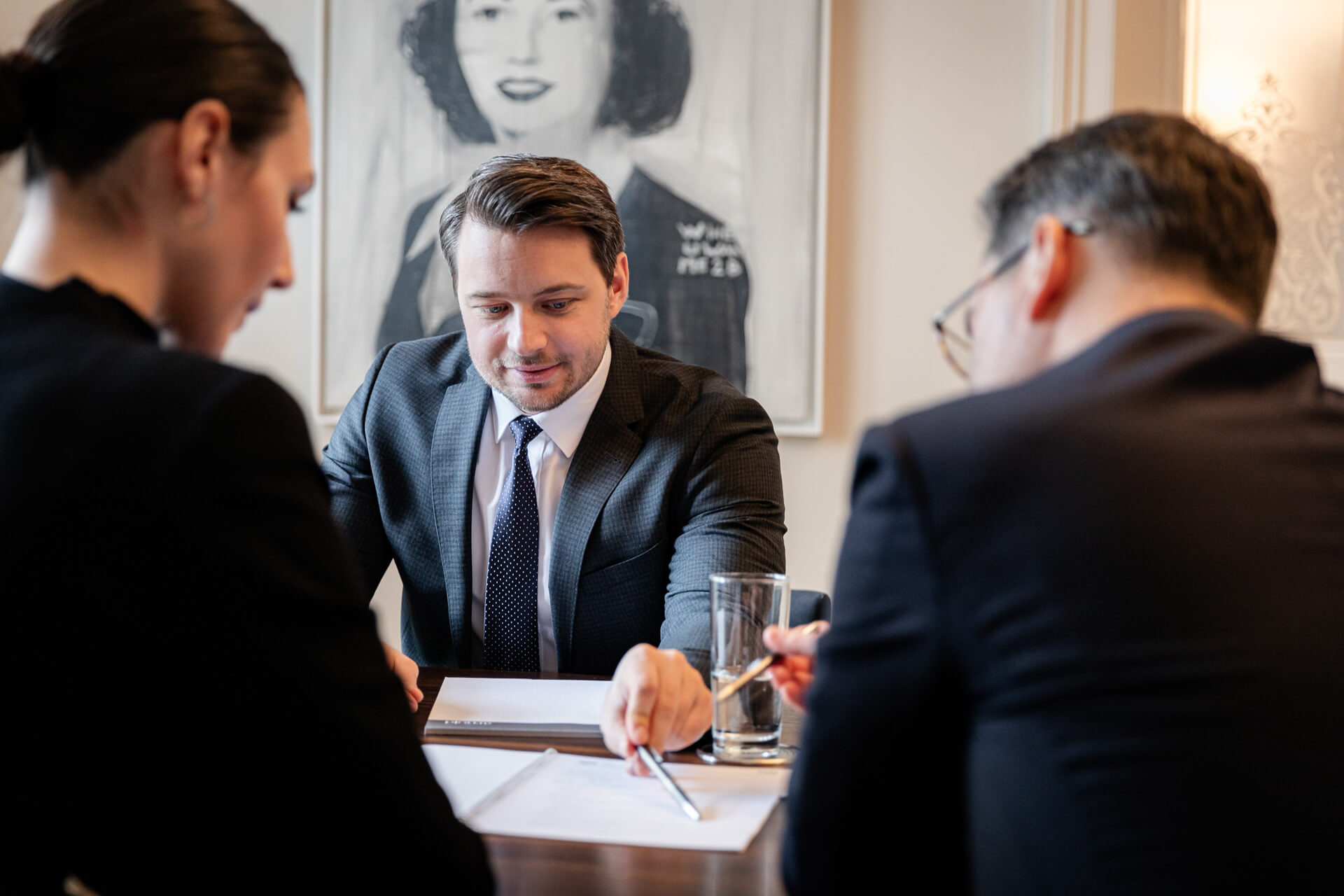 Arnold Immobilien Teamfoto - es handelt sich um eine Besprechungssituation mit drei Personen