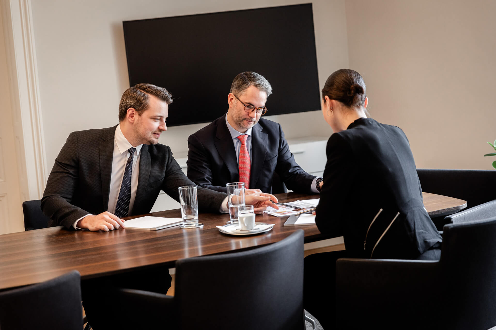 Arnold Immobilien Teamfoto - es handelt sich um eine Besprechungssituation mit drei Personen