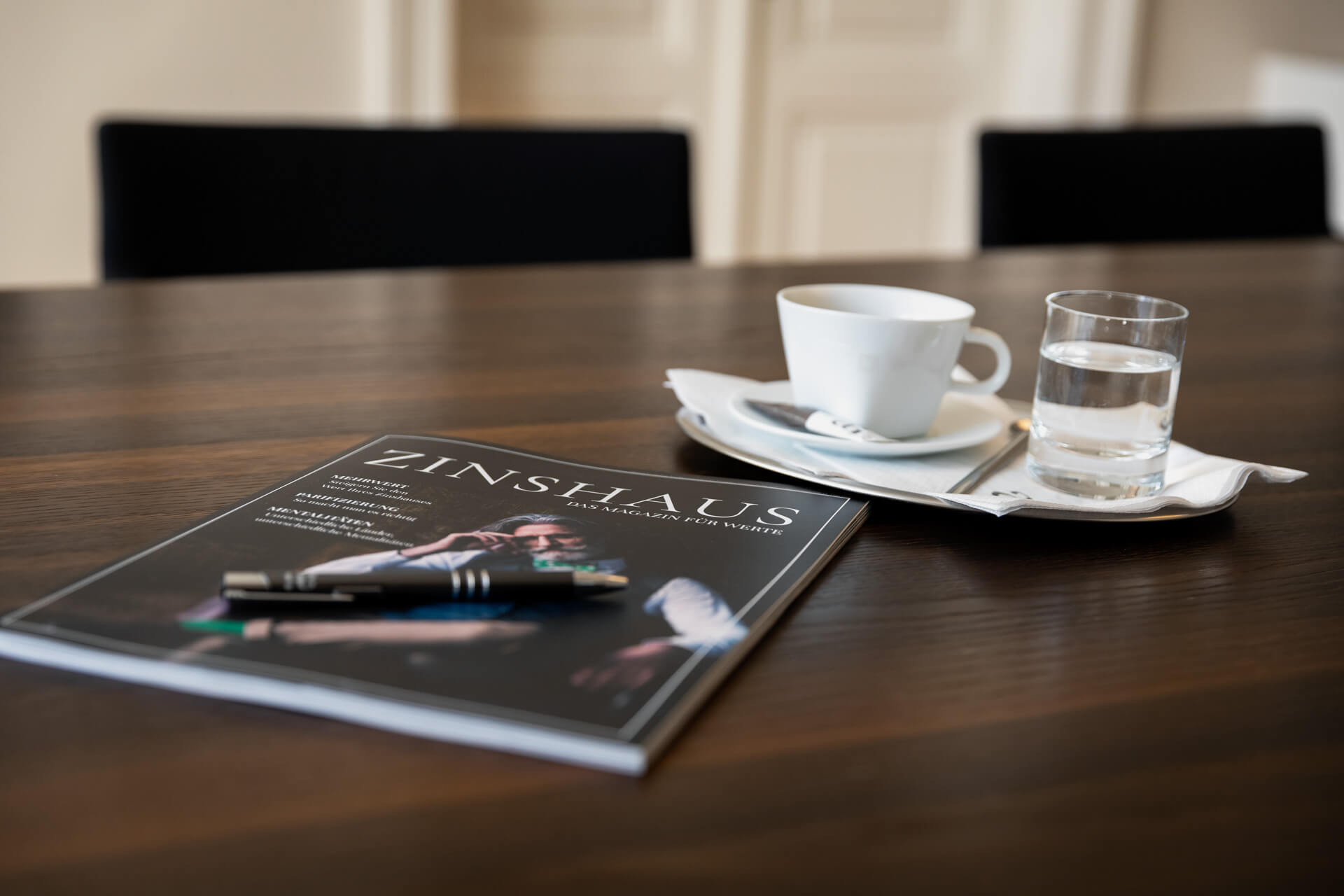 Zinshaus-Magazine mit einem Kaffee im Hintergrund