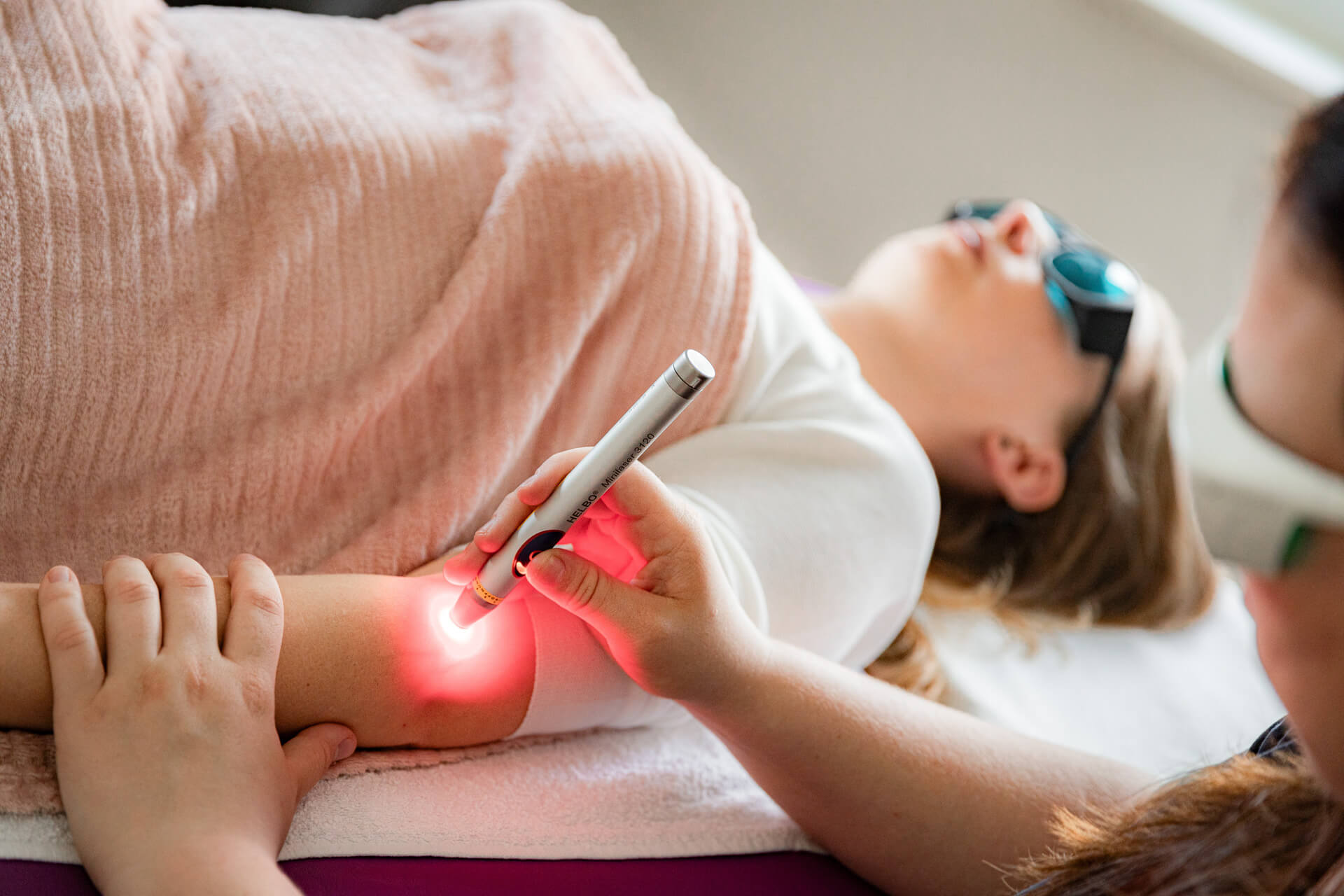 eine Narbe wird mittels Laser behandelt
