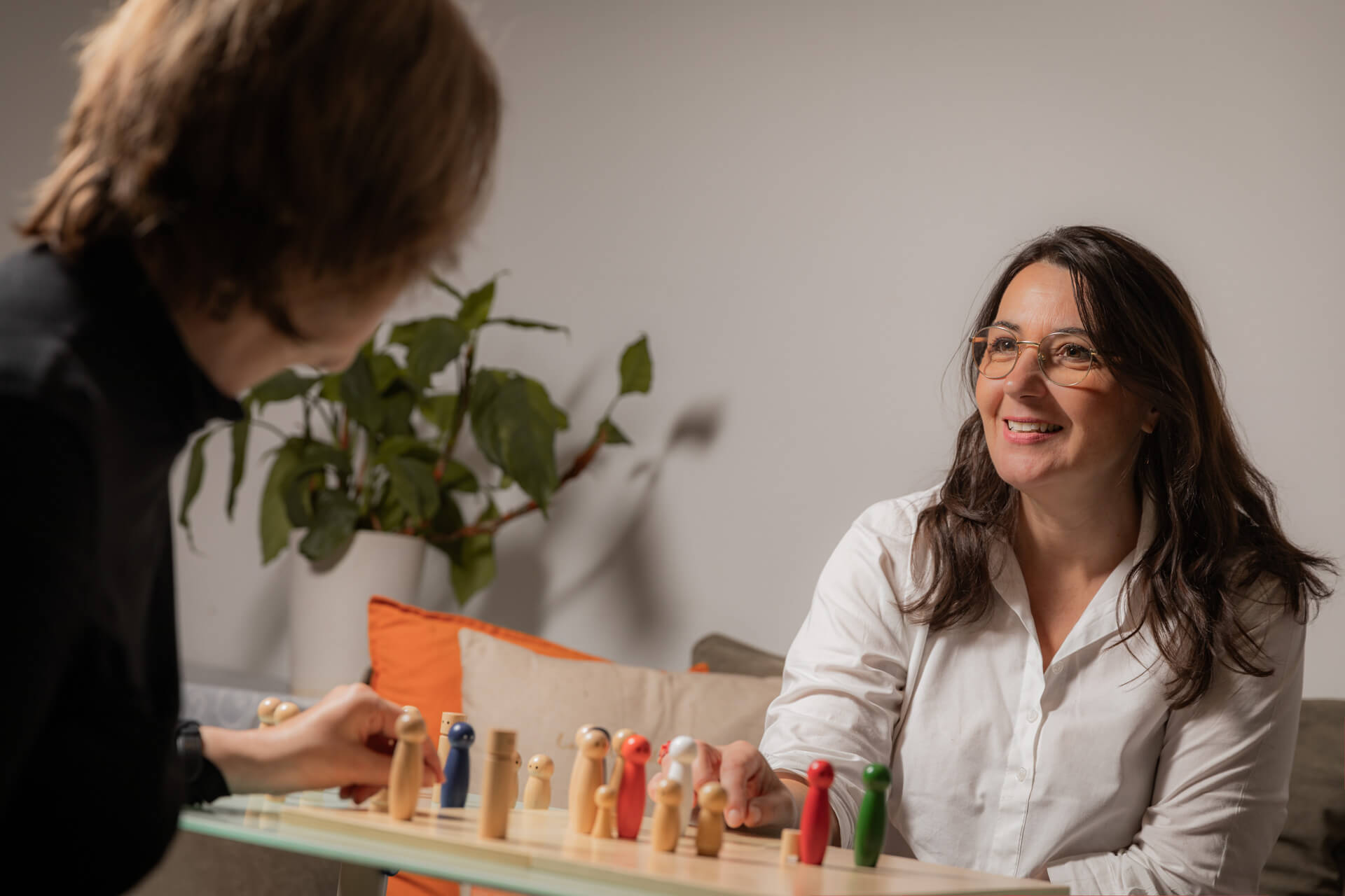 Claudia Hamedinger lacht herzlich ihre Klientin an