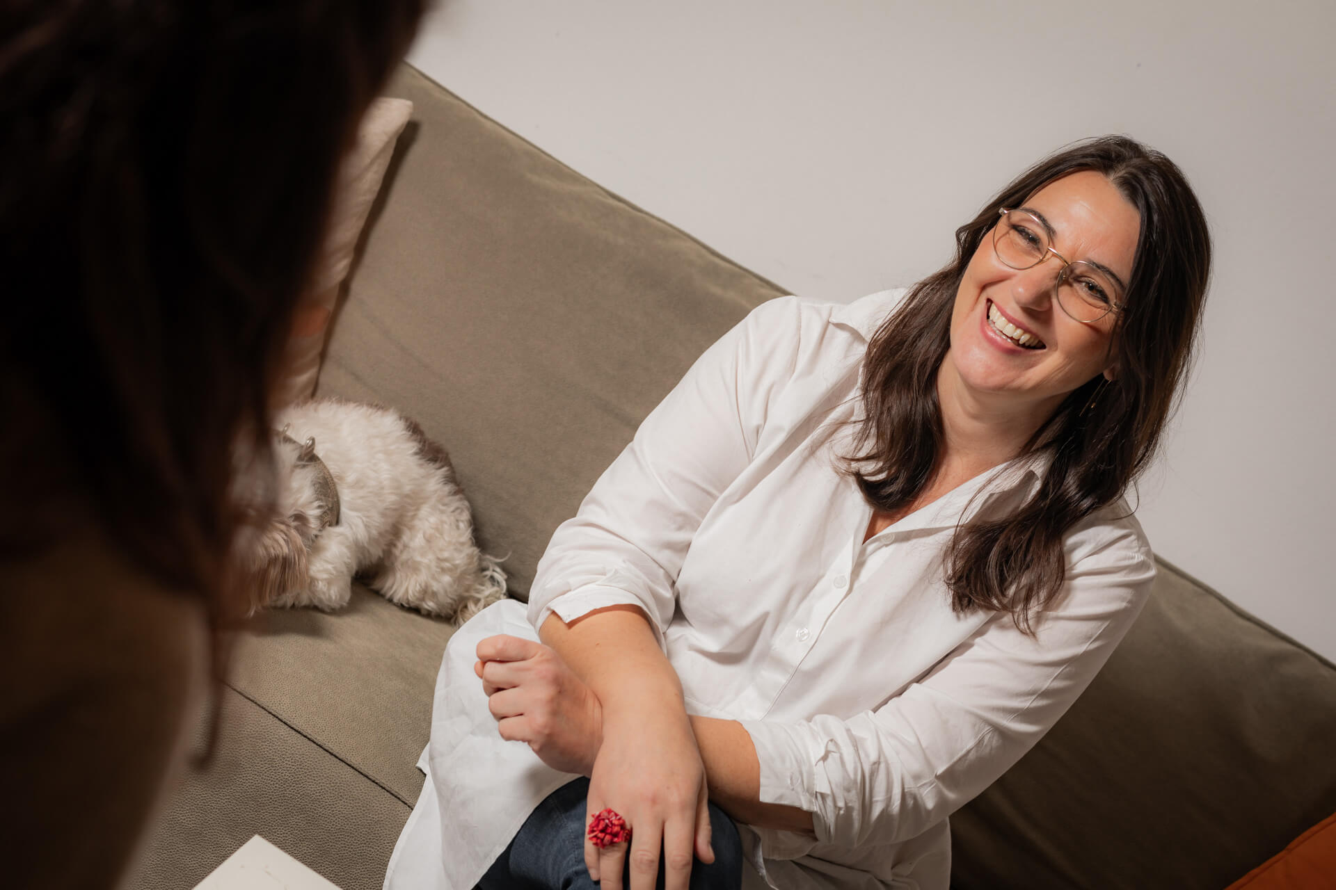 Claudia Hamedinger lacht herzlich ihre Klientin an