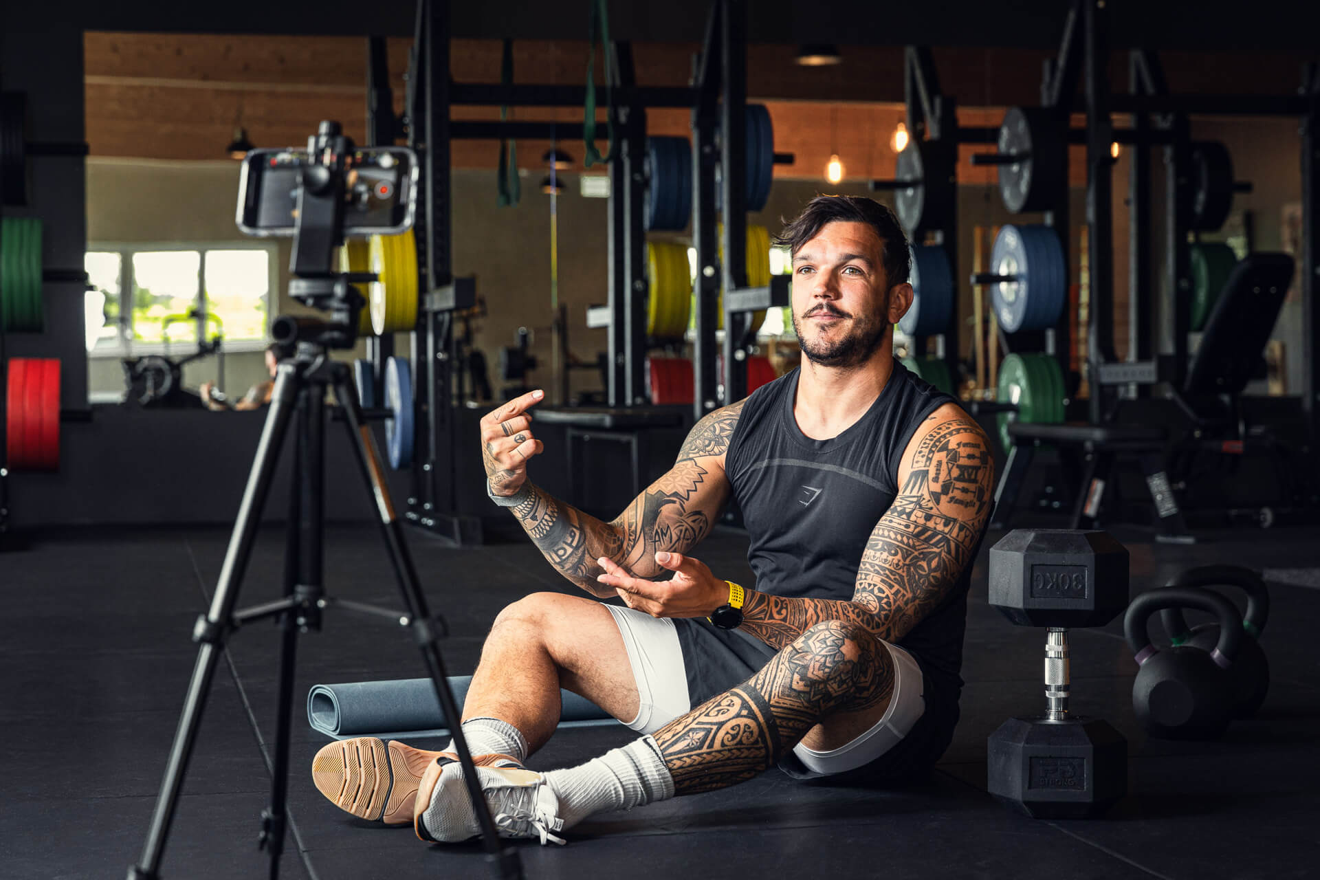 ein Fitnesstrainer erklärt gerade etwas in seine Kamera