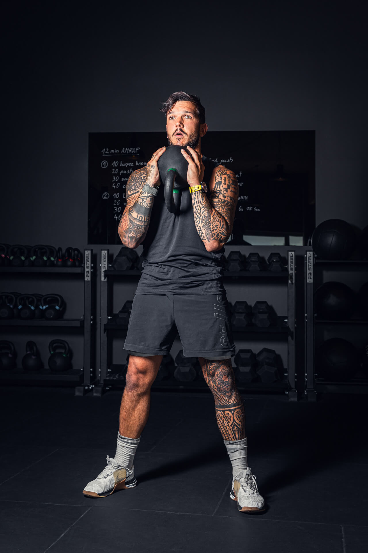 ein Fitnesstrainer hebt gerade ein Gewicht