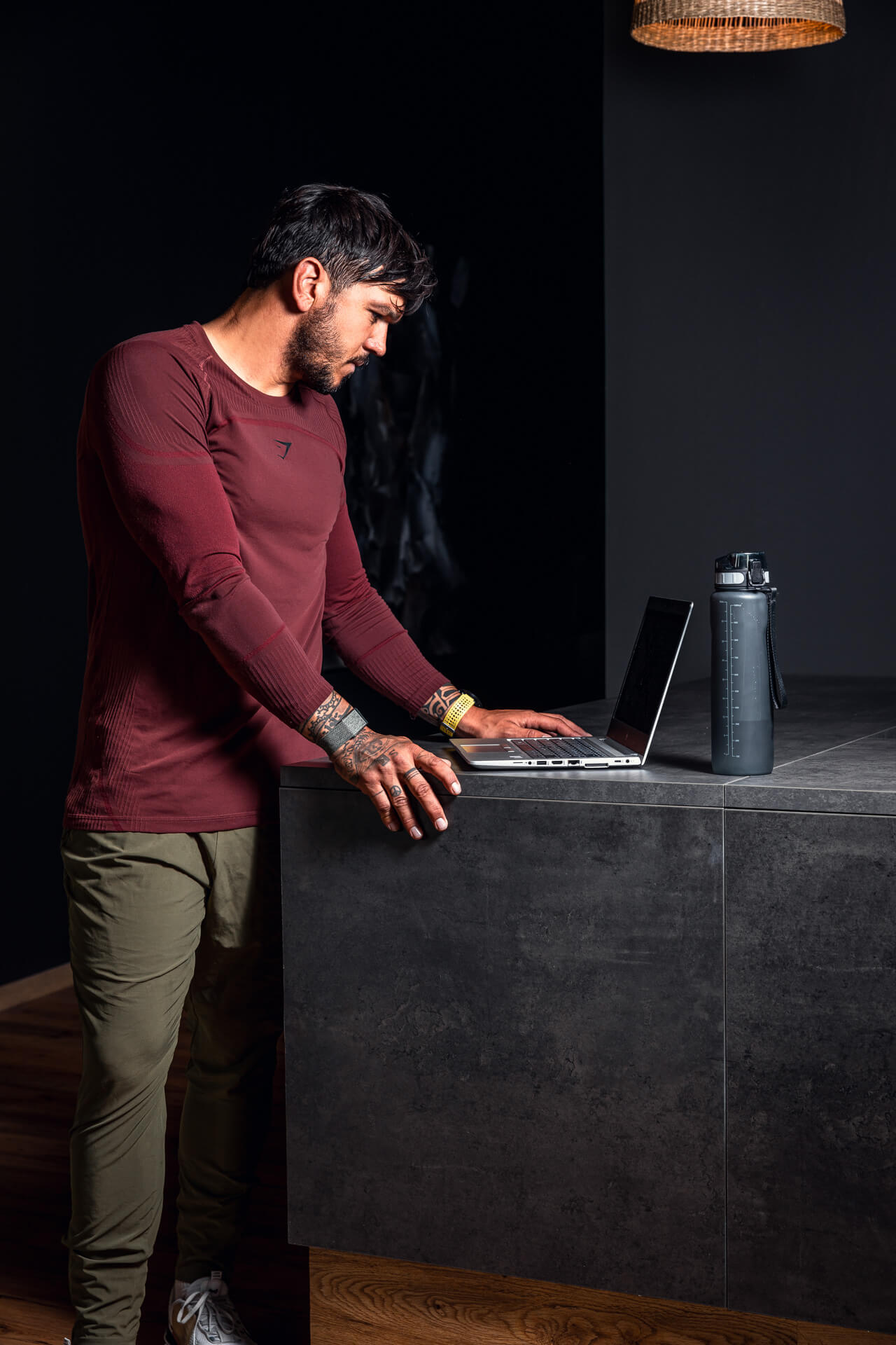 der Fitnesstrainer arbeitet an seinem Laptop