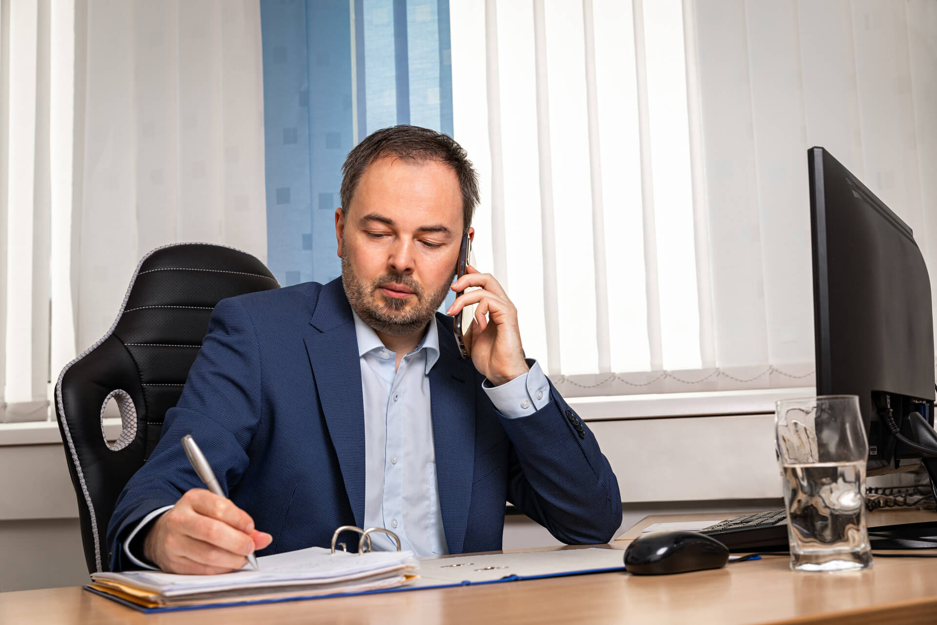 Thomas Riegler Businessfotografie St Poelten Thomas Riegler in einer Arbeitssituation
